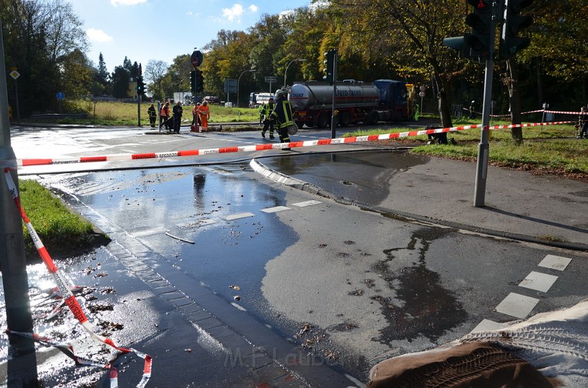 VU Tanklastzug umgestuerzt Huerth Industriestr P530.JPG